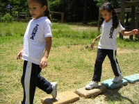 Honduran children playing on the interactive sculpture