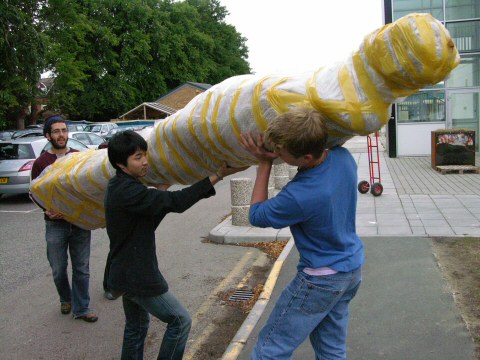 Lifting and carrying a monumental statue in resin